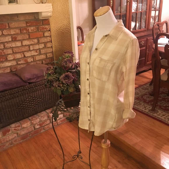 NWOT Hollister Beige+Cream Button Down Shirt - Picture 4 of 5